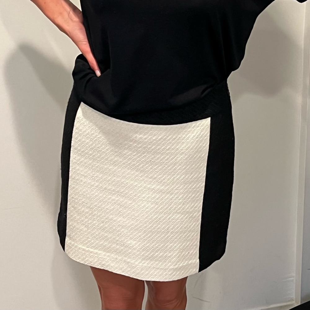 Banana Republic black and cream mini skirt